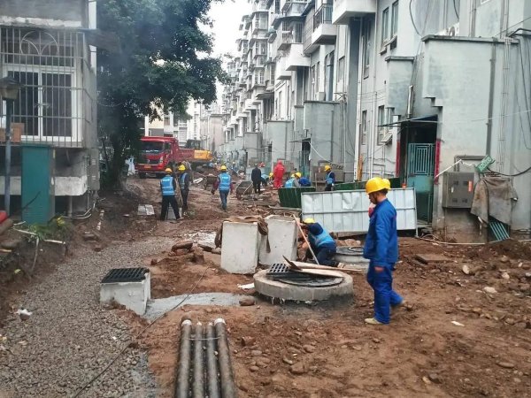 融期策略 官方动真格了！老旧小区纳入改造，难道要拆迁了？网友：画大饼？